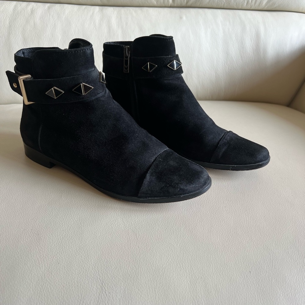 House of Harlow Black Suede Low Ankle Boot Size 7